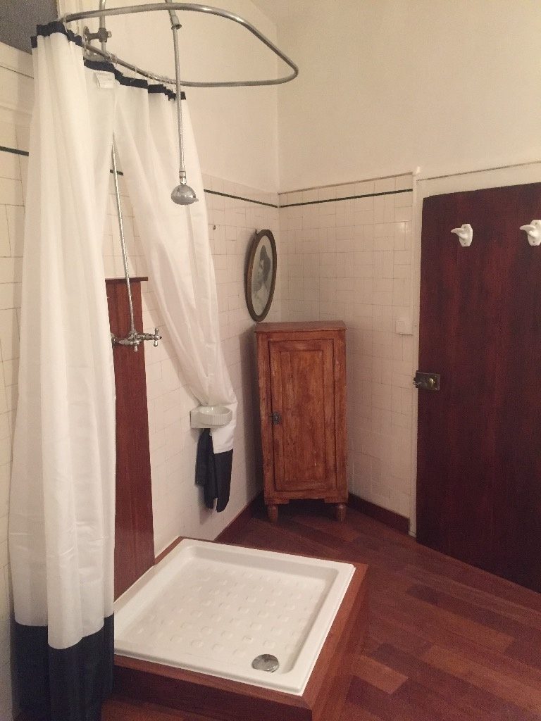 douche et baignoire dans salle de bain