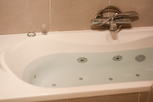 image salle de bain avec baignoire d'angle
