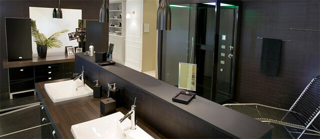 salle de bain avec douche italienne et baignoire